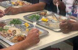 Imagens de pessoas se alimentando com bandeijão, segurando talheres, em unidade da Segurança Alimentar e Nutricional da PBH