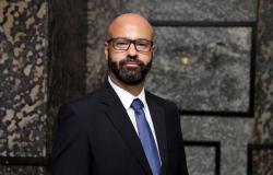 Foto oficial - André Magalhães, Subsecretário de Cerimonial Subsecretário de Cerimonial - André Magalhães, posa em uma fotografia em local aberto com terno escuro e camisa branca com gravata azul.