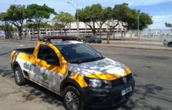 Foto de uma picape da BHTRANS, branca e amarela, estacionada em uma avenida perto do Estádio Mineirão.