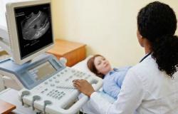  Fotografia de um ambiente médico durante a realização de um exame de ultrassom.
