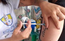 Equipe da Saúde aplica vacina em campanha de imunização da Prefeitura de BH
