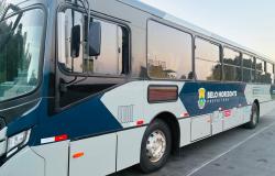 Imagem de ônibus do transporte público de Belo Horizonte, com cores azul escuro e cinza