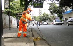Trabalhadora da SLU participa da varrição em rua de Belo Horizonte