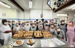 Grupo de pessoas participa de curso de panificação