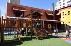 Crianças brincando no novo playground da Vila Estrela 
