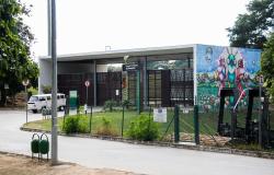 Imagem mostra a entrada do Parque Ecológico com uma Kombi na porta.