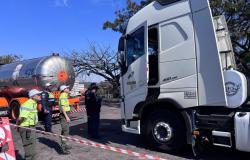 Agentes da BHTRANS e da Guarda Municipal acompanham a fiscalização de veículo de transporte de carga perigosa realizada pela ANTT, no Novo Anel Rodoviário de BH