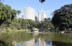Lago do Parque Municipal, com pedalinho e prédios do Centro de BH ao fundo
