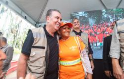 O prefeito Álvaro Damião abraça servidora da limpeza urbana em evento no Parque Municipal pelos 53 anos da SLU.