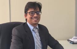 Foto oficial - Daniel Martins e Avelar, Subcontrolador de Correição Subcontrolador de Correição - Daniel Martins e Avelar, posa em uma fotografia em local fechado com terno de tom cinza escuro, gravata e camisa de cor azul claro.