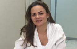 Controladora-Geral Adjunta do Município e Subcontroladora de Transparência e Prevenção da Corrupção - Cláudia Costa de Araújo Fusco, posa em uma fotografia com uma blusa de tom rosa claro.