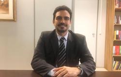 Foto oficial - Leonardo de Araújo Ferraz , Controlador-Geral do Município Controlador-Geral do Município - Leonardo de Araújo Ferraz, posa em uma fotografia com um terno de ton cinza escuro.