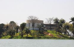 Foto do Museu de Arte da Pampulha vista da Lagoa da Pampulha, durante o dia.