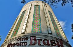 Edifício do Teatro Cine Brasil visto de baixo para cima
