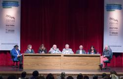 Autoridades compõem a mesa de debates no palco do teatro