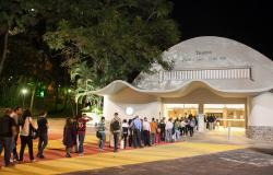 Teatro Francisco Nunes com fila de espectadores à noite.