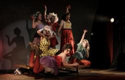 Seis mulheres vestidas de palhaças posam em apresentação teatral. 