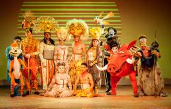Onze membros do elenco do musical infantil “O Rei Leão”, caracterizados. 