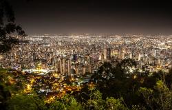 Vista de Belo Horizonte iluminada, durante a noite.