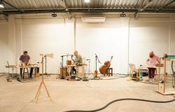 Três músicos em estúdio com seus instrumentos. 