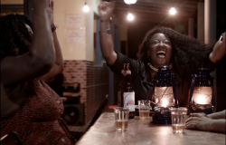 Mulheres negras bebendo em um bar