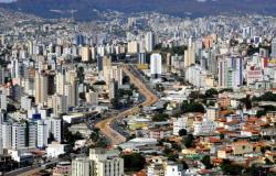 Vista aérea da avenida Cristiano Machado, durante o dia.