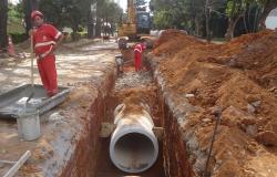 Obras de drenagem pluvial e pavimentação na Avenida Novara