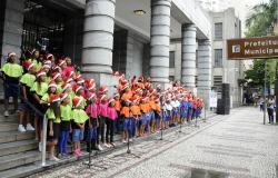 Mais 80 crianças, com gorro natalino, participam de Cantata de Natal nas escadas da entrada da Pefeitura. Foto ilustrativa, de evento similar em 2017.