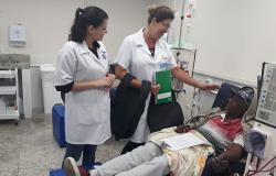 Paciente de hemodiálise acompanhado por uma técnica de saúde e uma professora. 