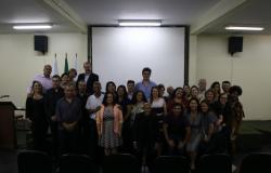 O vice-prefeito, Paulo Lamac, com mais de 20 membros presentes na posse do Conselho Municipal de Educação. 