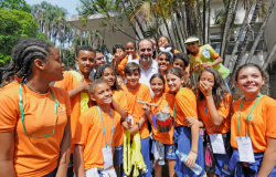Prefeito Alexandre Kalil cencado de mais de quize estudantes com camiseta laranja, ao lado do Teatro Francisco Nunes, durante o dia. 