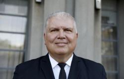 Foto oficial - Charles Martins Diniz, Secretário Municipal de Educação Secretário Municipal de Educação - Charles Martins Diniz, posa em uma fotografia com um terno de tom escuro e camisa branca.