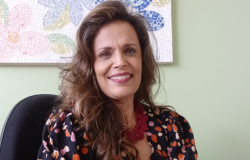 Foto oficial - Adriana Nogueira Araujo Silveira, Subsecretária de Articulação da Política Pedagógica Subsecretária de Articulação da Política Pedagógica - Adriana Nogueira Araujo Silveira, posa em uma fotografia com uma blusa de tom escuro e estampa de pétalas.