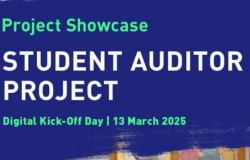 #paratodosverem: a imagem apresenta um fundo azul com o texto em destaque na parte central. O título “Project Showcase” está em verde, seguido por "STUDENT AUDITOR PROJECT", escrito em letras maiúsculas e brancas. Na parte inferior, em verde, está a informação sobre o evento: “Digital Kick-Off Day | 13 March 2025”. 