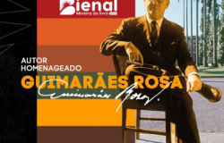 #paratodosverem: imagem promocional da Bienal Mineira do Livro 2025. Em destaque, há uma foto do autor Guimarães Rosa, sentado em uma cadeira, com terno escuro, óculos e um chapéu na mão. Ao fundo, faixas coloridas em tons terrosos e o texto: “Autor Homenageado Guimarães Rosa”. O logotipo da Bienal aparece no topo com fundo vermelho.