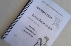 #paratodosverem: Capa de uma apostila com encadernação em espiral preta. O título é "Matemática Consciência negra" e o nome da professora é "Stefani Parreiras". O material inclui ilustrações em preto e branco de figuras afro-brasileiras e espaços para o nome do aluno e turma. O topo da capa tem o nome da escola: "ESCOLA MUNICIPAL EDITH PIMENTA DA VEIGA".