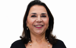 Mulher branca com cabelo liso e preto, usando blusa preta.