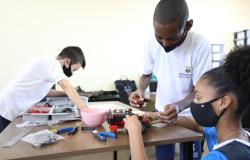 Educação oferece kits de robótica para laboratórios de informática nas escolas municipais