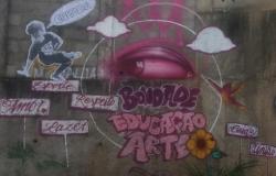 Foto mostra muro grafitado com palavras: bondade, educação, arte, lazer, esporte, cultura, união...