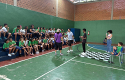 #PARATODOSVEREM: Estudantes do 4º ano participam de uma batalha de rima realizada na quadra da escola, acompanhados por artistas convidados e colegas que observam atentos nas arquibancadas. A atividade integrou música, oralidade e cultura hip-hop em um momento de troca, criatividade e participação coletiva dentro do ambiente escolar. 