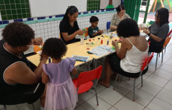 #PARATODOSVEREM: Pais, responsáveis e crianças participam de uma oficina criativa em sala de aula da escola municipal. Durante a atividade, os participantes confeccionam objetos com materiais recicláveis, promovendo integração entre famílias e comunidade escolar, além de incentivar a criatividade, o aprendizado coletivo e a conscientização ambiental. 