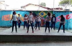 Cerca de quinze alunos participam de projeto musical em ambiente escolar