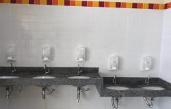 Banheiro de escola com dispenser de álcool em gel