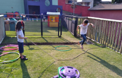 Crianças brincando de pular corda