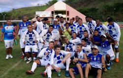 Equipe do time de futebal Radiante, com cerca de 22 integrantes, comemora vitória do módulo B da Copa Centenário. 