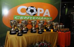 Troféus da Copa Centenário em cima de uma mesa. 