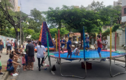 Crianças brincam no pula-pula no BH é da Gente da avenida Silva Lobo. 