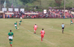 Partida de futebol entre dois times da Copa Centenário de Futebol Amador Wadson Lima, durante o dia.