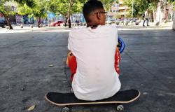 Jovem sentado em skate e que faz parte do Juventude em Movimento