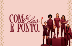 Banner horizontal em fundo rosa-claro com bordas ornamentadas a dourado. À esquerda, destaca-se em grandes letras de cor bordô a frase: "COM ELAS E PONTO." No canto da imagem, 5 mulheres do futebol: Arbitra, médica, jogadora, ténica e torcedora, usam vestes vermelho-vinho. 